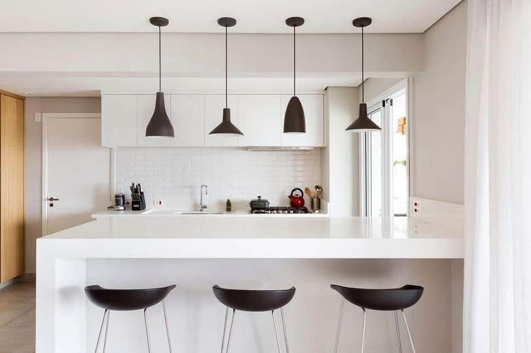 16. Balcão de cozinha americana com decoração clean e minimalista