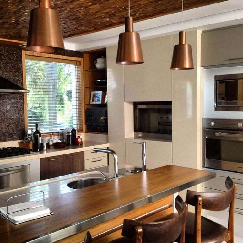 20. Decoração com detalhes rústicos e modernos em cozinha com balcão de madeira