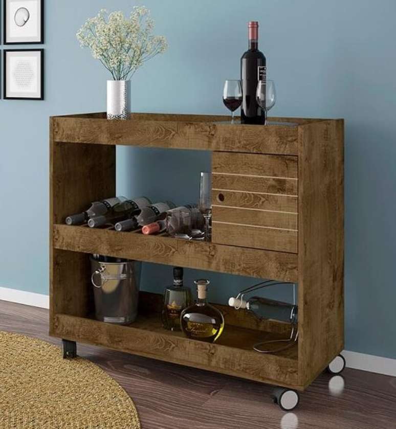 27 -Aparador de madeira com rodinhas para sala.