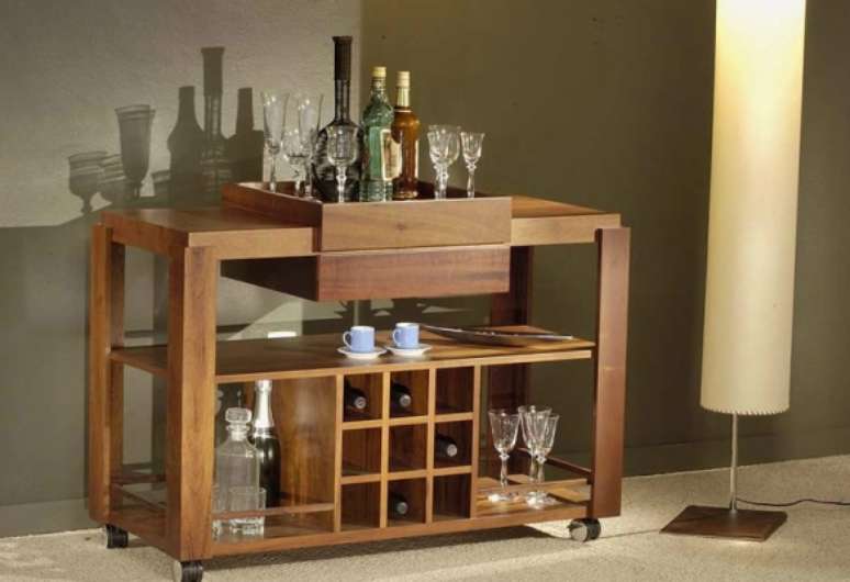 28 -Barzinho para sala com nichos, bandejas e prateleira.