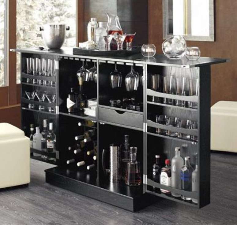 26 &ndash; Barzinho para sala em aparador preto.