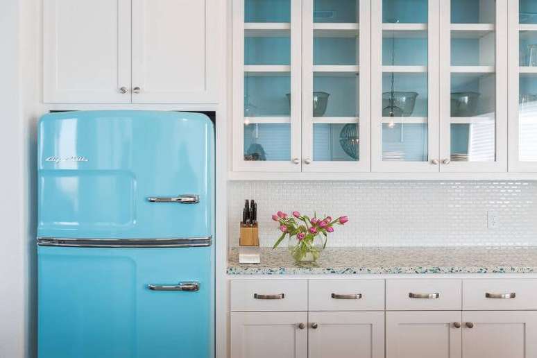 10. A geladeira azul combina com o fundo do armário