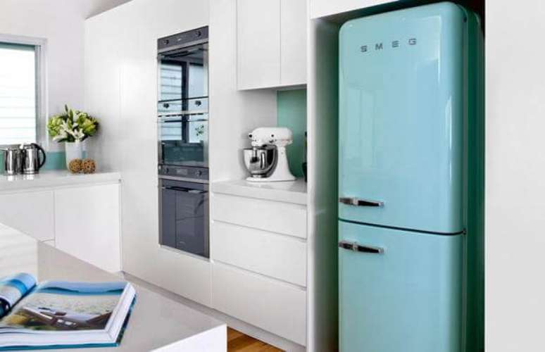 11. Cozinha branca, simples, com geladeira colorida azul