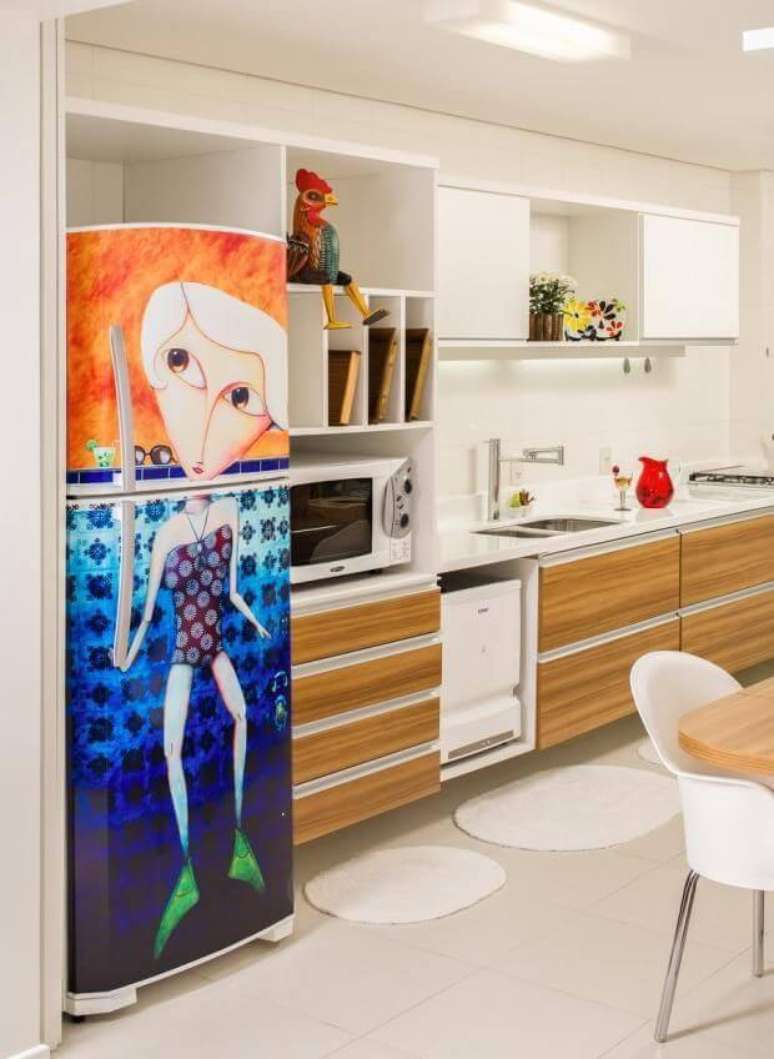 42. Cozinha clara com geladeira colorida decorada. Projeto de Silvana Hilbe