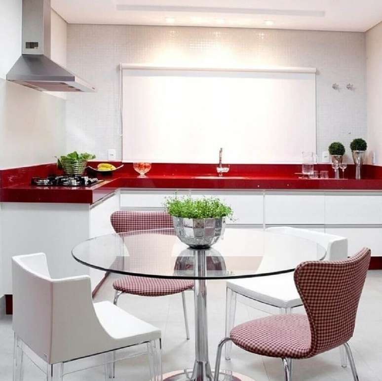 9. A pedra silestone além de ser encontrada em diversas cores também suporta altas temperaturas, excelente para um balcão de cozinha com cooktop