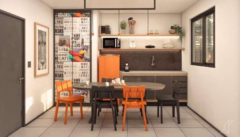 7. A geladeira colorida laranja é um ponto de destaque nessa cozinha. Projeto de Studio Side Arquitetura