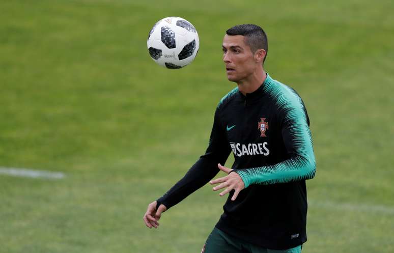 Cristiano Ronaldo durante treino da seleção portuguesa