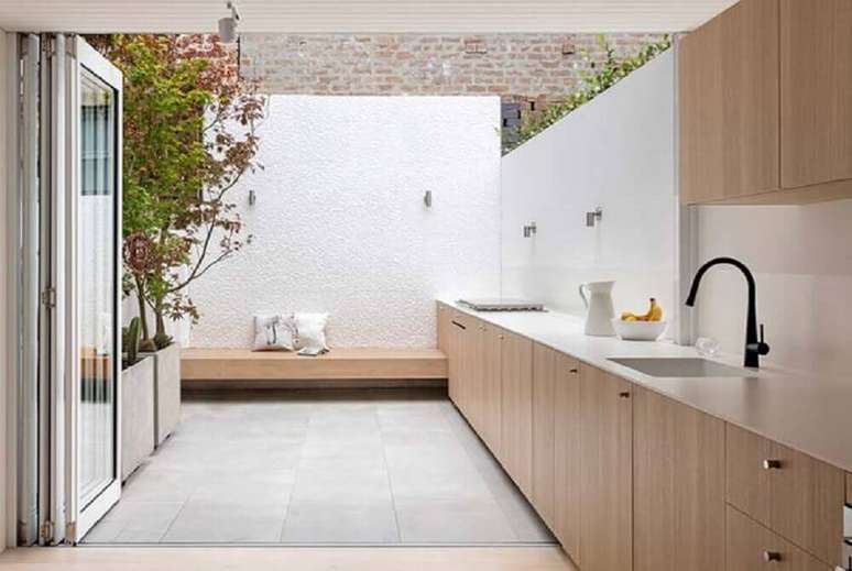 31. Decoração minimalista em cozinha com balcão