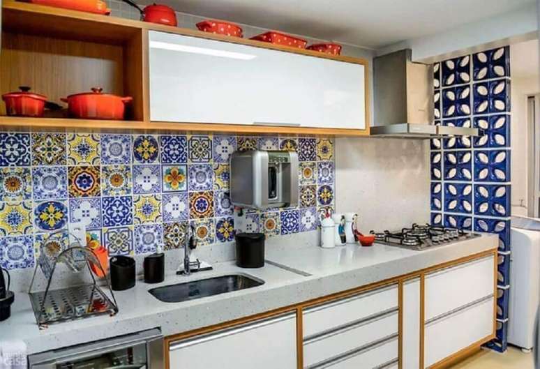 34. Decoração simples com azulejo hidráulico para cozinha compacta com balcão