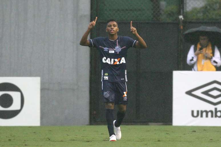 Rodrygo, atacante do Santos, na &uacute;ltima rodada do Brasileir&atilde;o fez tr&ecirc;s gols no triunfo do time da Vila Belmiro sobre o Vit&oacute;ria por 5 a 2 