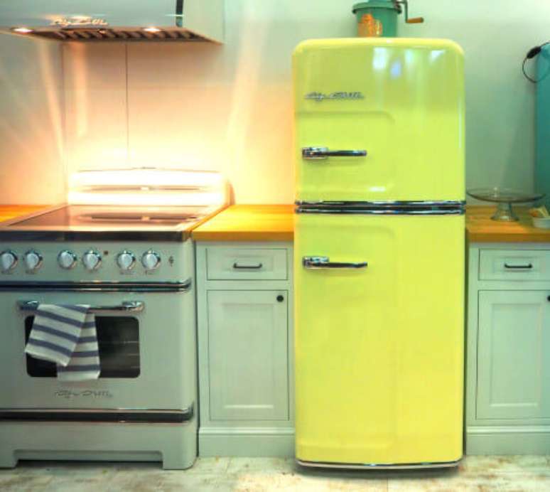 20. Cozinha com visual retrô e geladeira amarela