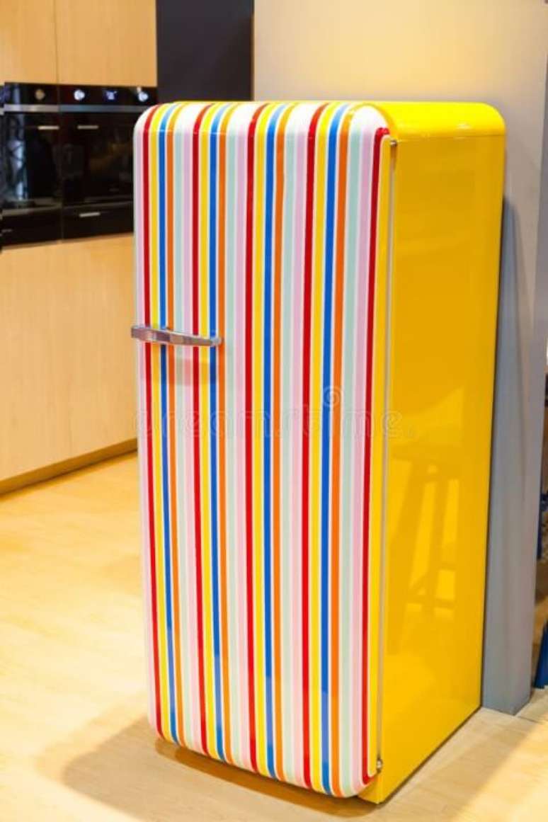 24. Geladeira colorida com listras verticais