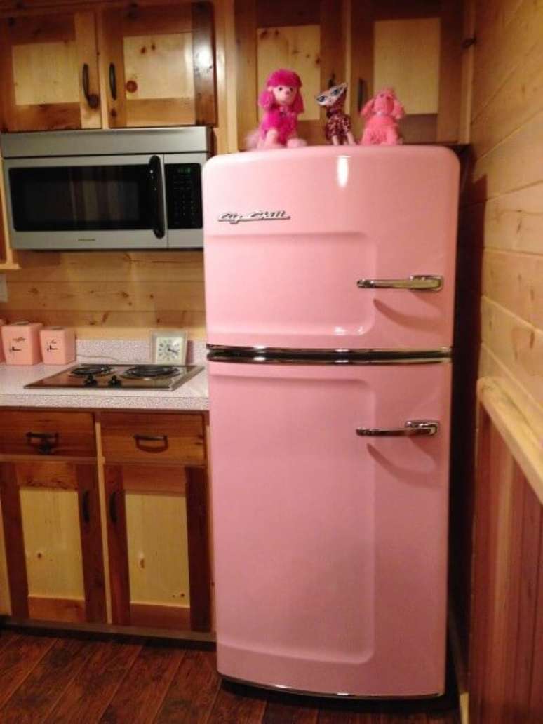 63. Geladeira cor de rosa em cozinha com móveis de madeira