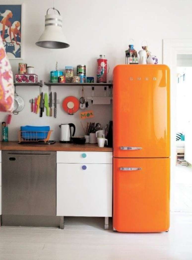 23. Cozinha minimalista moderna com geladeira colorida laranja