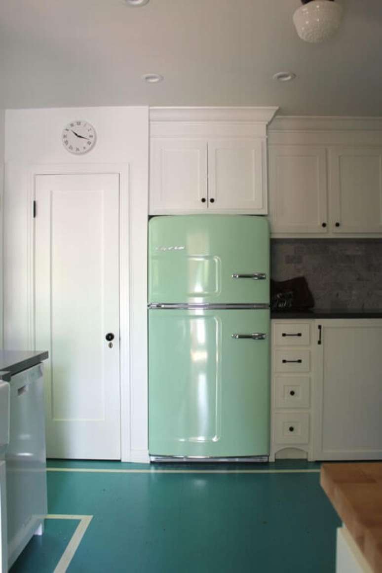 19. Geladeira verde &aacute;gua com m&oacute;veis brancos