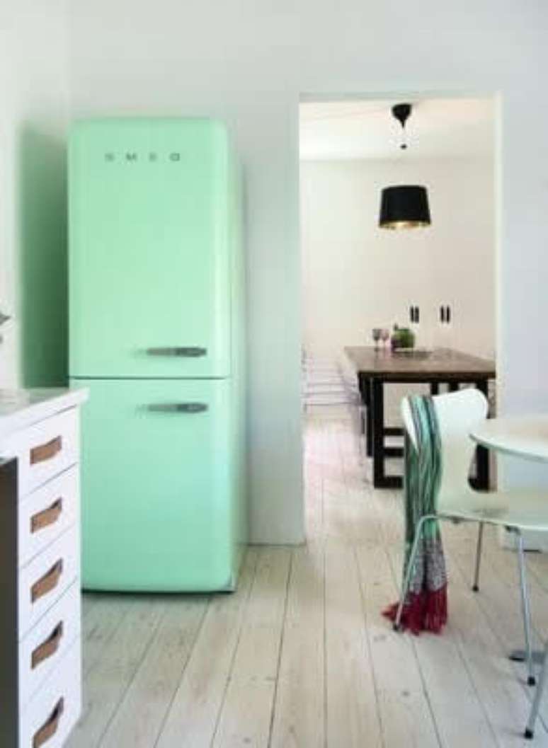 13. Geladeira colorida verde em cozinha neutra