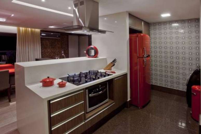 66. Geladeira vermelha combinando com detalhes da decora&ccedil;&atilde;o