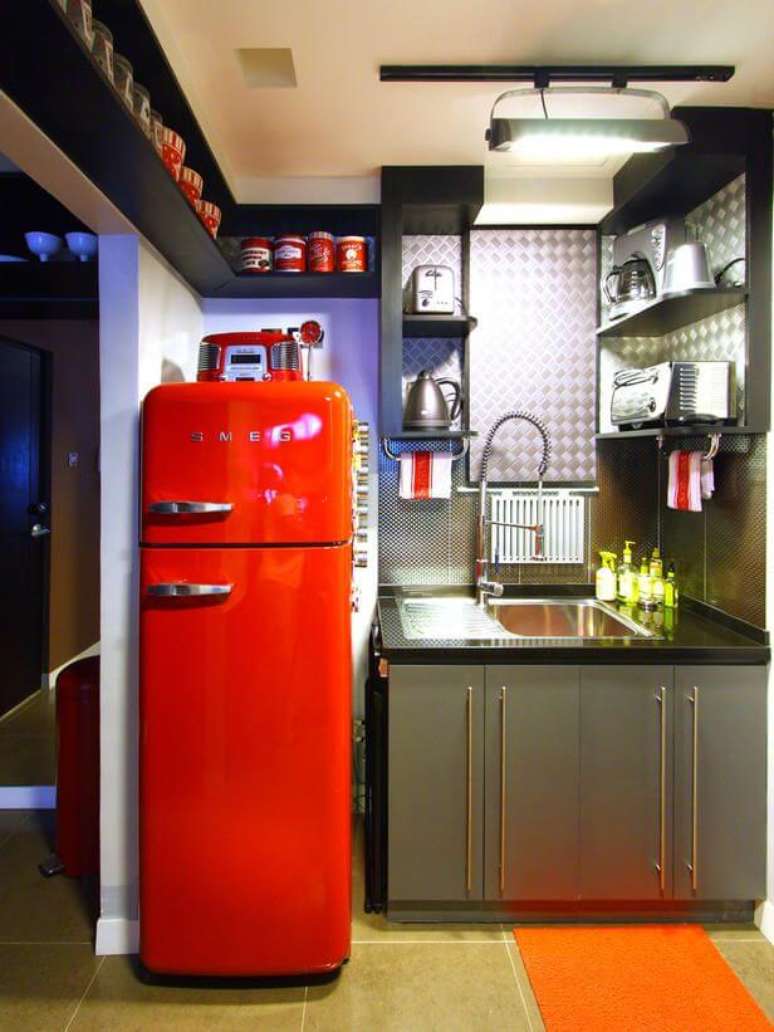 14. Geladeira vermelha em cozinha escura