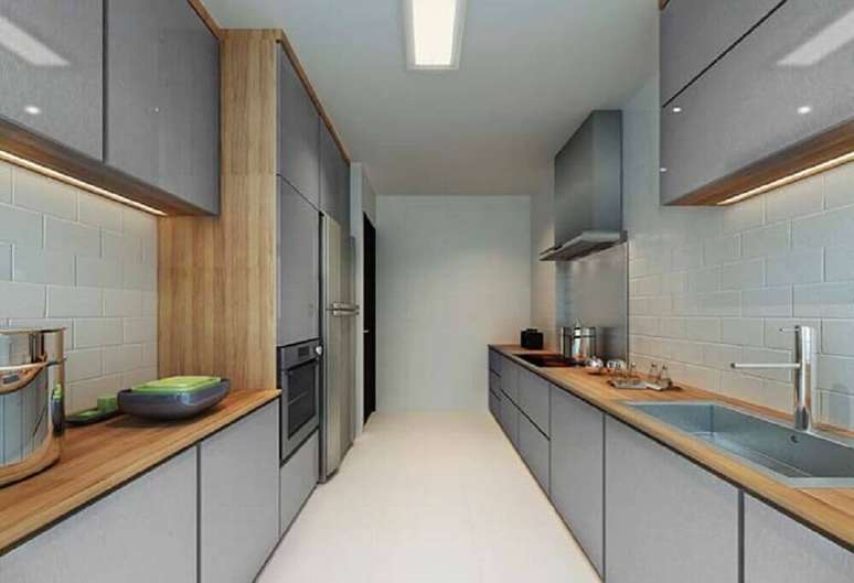 38. Aqui a madeira foi escolhida para o balcão para pia de cozinha com armários cinza