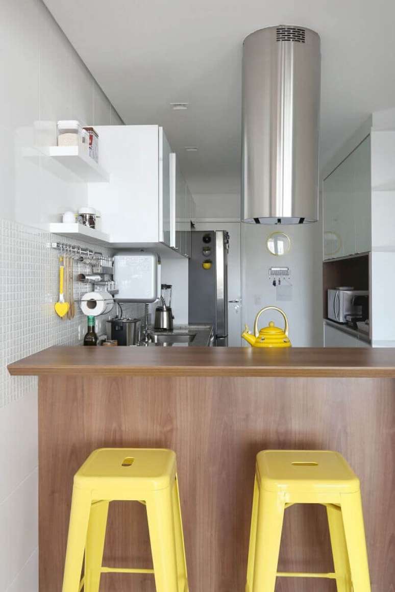 39. Madeira para balcão de cozinha americana com banquetas amarelas