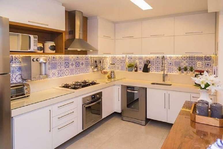 43. Modelo de balcão para pia de cozinha pequena