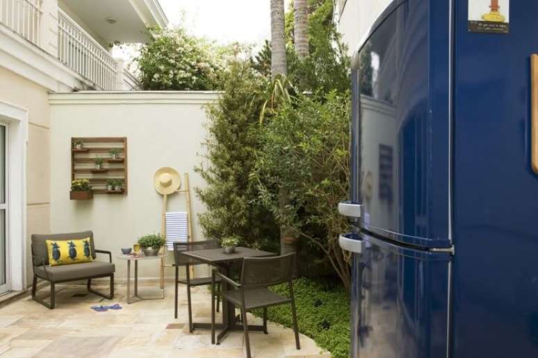 47. Geladeira azul em &aacute;rea externa. Projeto de Cristina Lembi