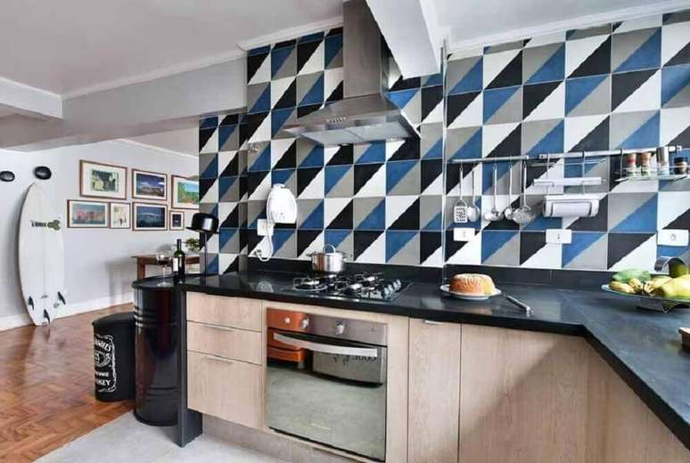 48. Cozinha decorada com azulejos coloridos e revestimento preto para balcão para pia de cozinha