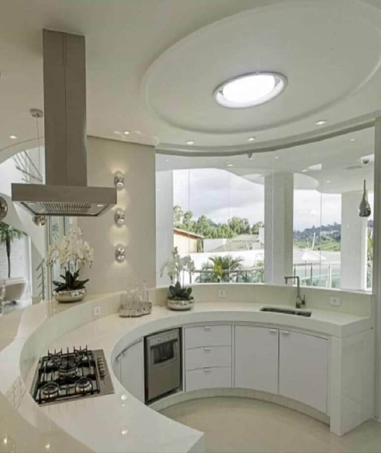 50. Sofisticação em cozinha com balcão arredondado