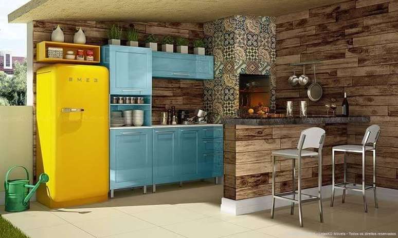 41. Varanda gourmet com geladeira amarela e arm&aacute;rio azul. Projeto de Lojas KD