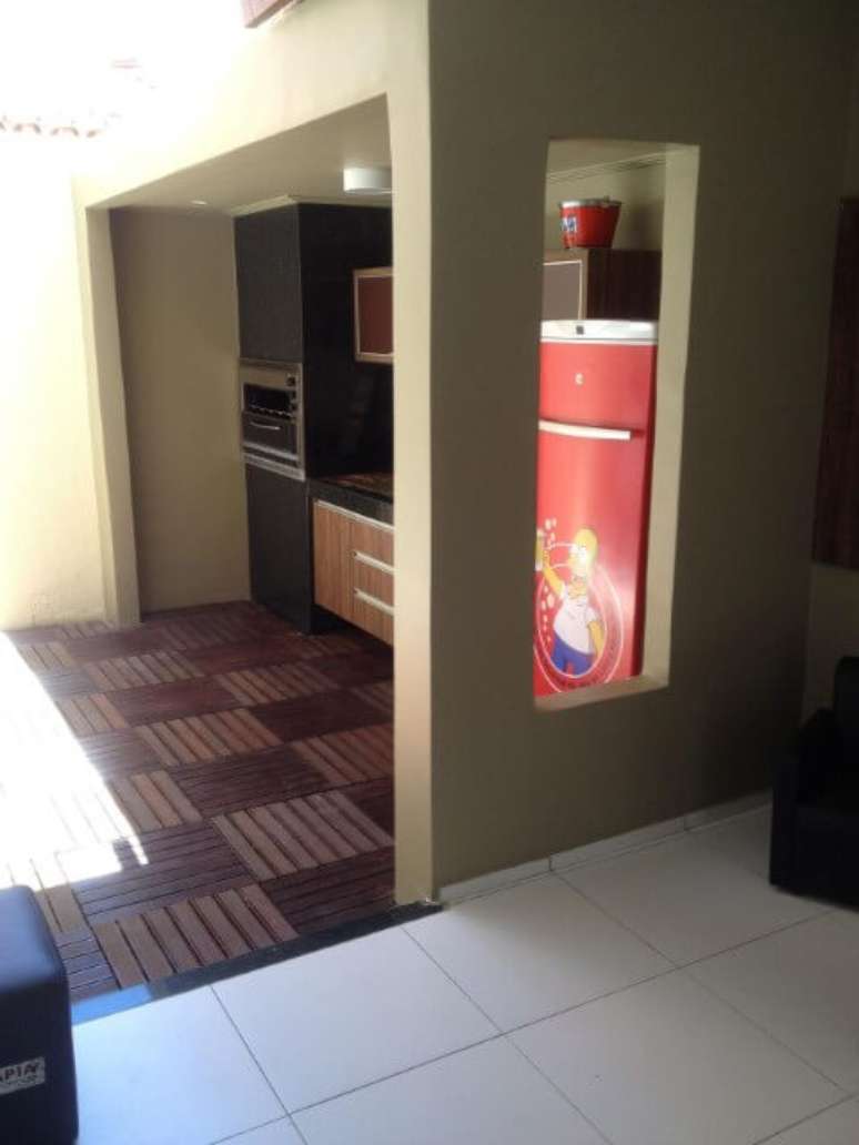 49. Varanda com geladeira colorida adesivada. Projeto de Amaury Jr