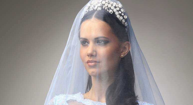 Modelo parecida com Marquezine usou vestidos de noiva dignos de princesas