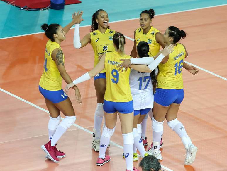 Seleção feminina de vôlei venceu a Rússia em cinco sets nesta quinta-feira.