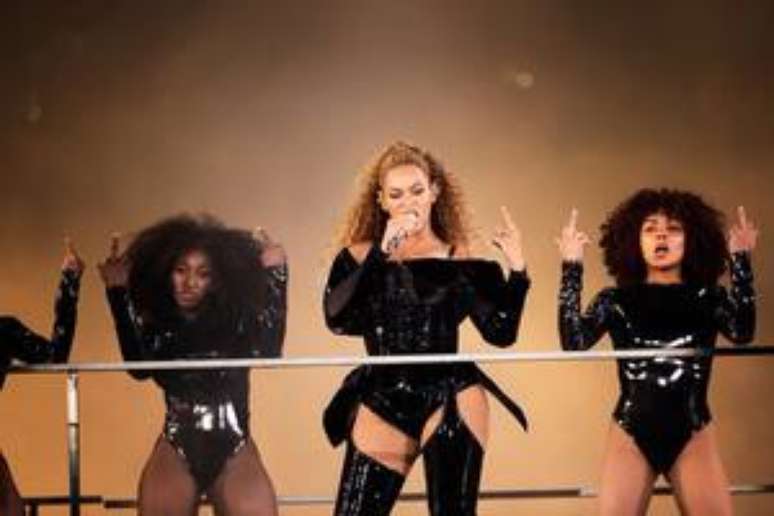 O look todo de vinil foi outra escolha poderosa de Beyoncé para o show