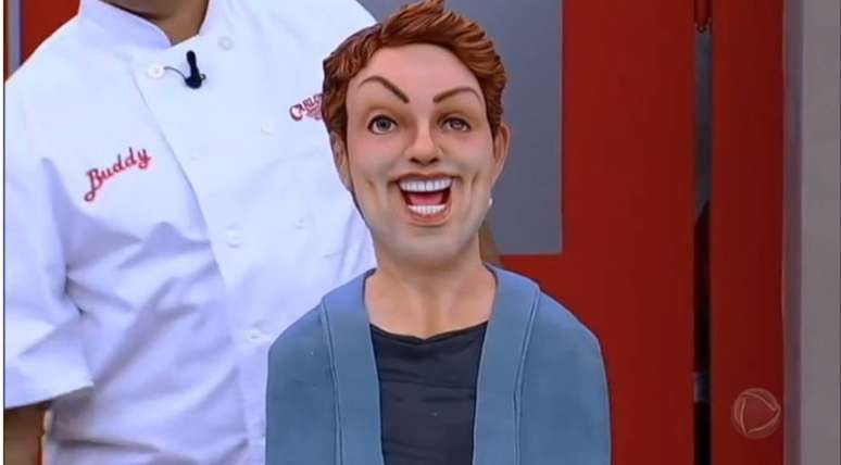 O primeiro bolo, mostrado por Buddy como base para os outros.&nbsp;