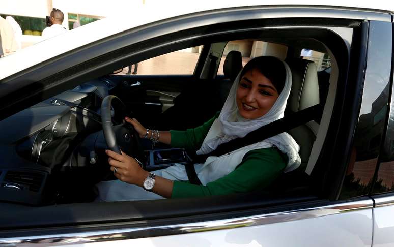 Mulher saudita participa de aula de direção em uma universidade de Jeddah
