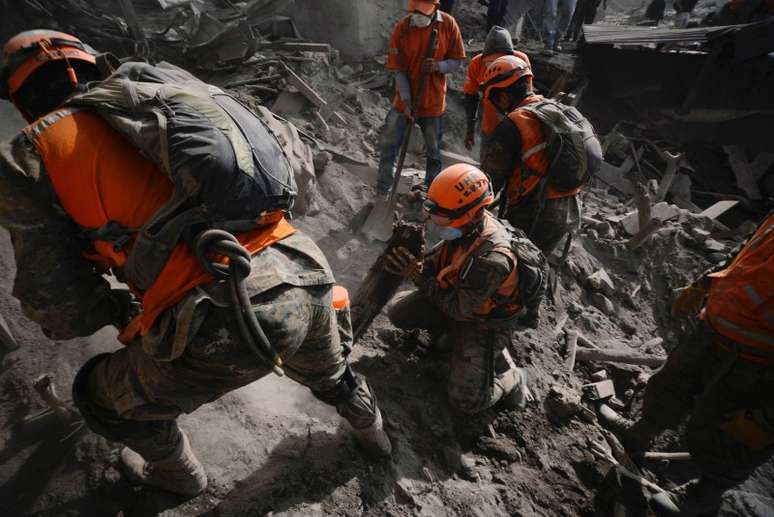 Soldados fazem buscas em &aacute;rea afetada por vulc&atilde;o em Escuintla
 6/6/2018    REUTERS/Fabricio Alonzo 