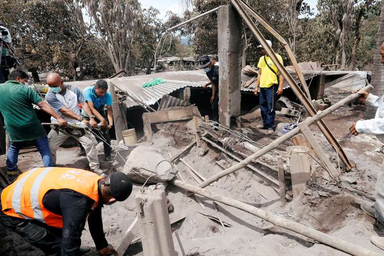 Pessoal de resgate e moradores procuram cadáveres em área afetada por erupção vulcânica em San Miguel Los Lotes, na Guatemala
07/06/2018
REUTERS/Carlos Jasso