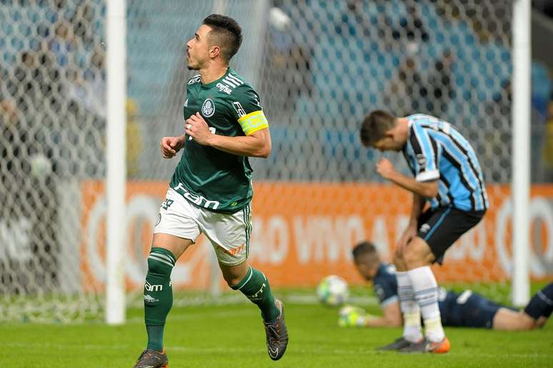 O jogador Willian do Palmeiras comemora gol durante a partida entre Grêmio e Palmeiras, válida pelo Campeonato Brasileiro 2018 na Arena do Grêmio em Porto Alegre (RS), nesta quarta-feira (06).