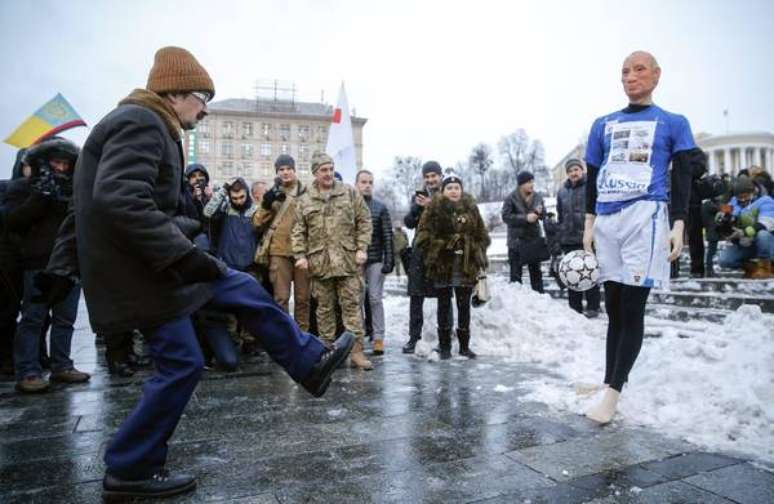 Ucranianos protestam em Kiev contra Vladimir Putin e a Copa de 2018