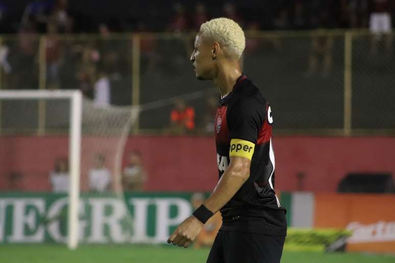 Capitão Neilton marcou o gol do triunfo dos rubro-negros