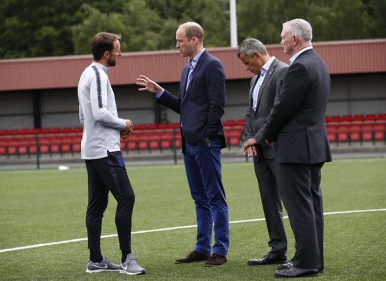 Harry Kane e o príncipe William conversam no campo (Foto: Reprodução / Twitter)