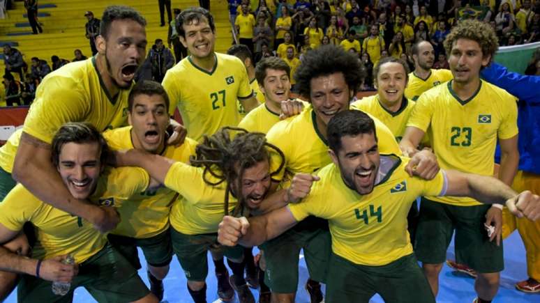 Brasil comemora conquista do título no handebol masculino (Foto: Washington Alves/Exemplus/COB)