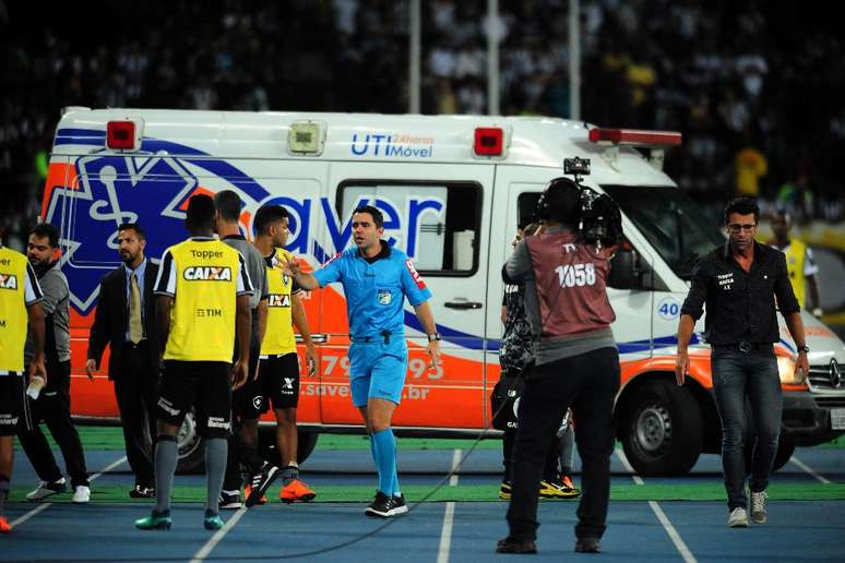 Jogador Yago, do Botafogo, foi atendido pela ambulância
