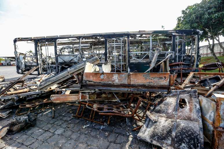 Sobe para 61 ônibus queimados em Minas Gerais em ataques organizados pelo PCC
