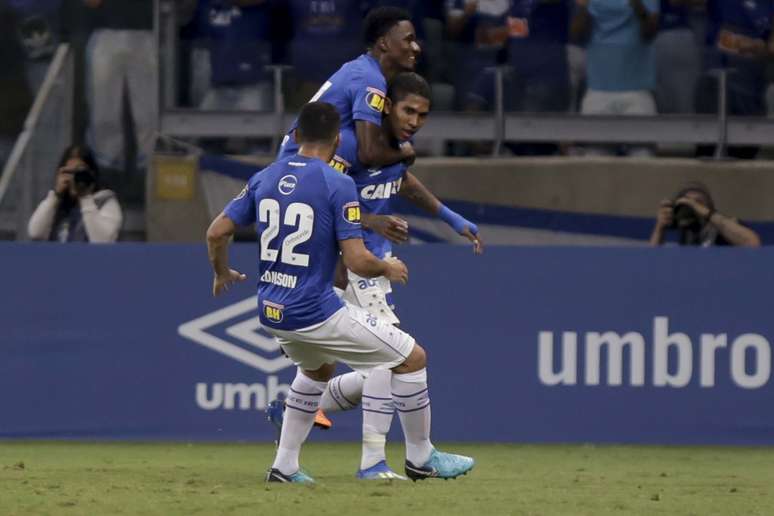 Raniel comemora gol pelo Cruzeiro sobre o Vasco