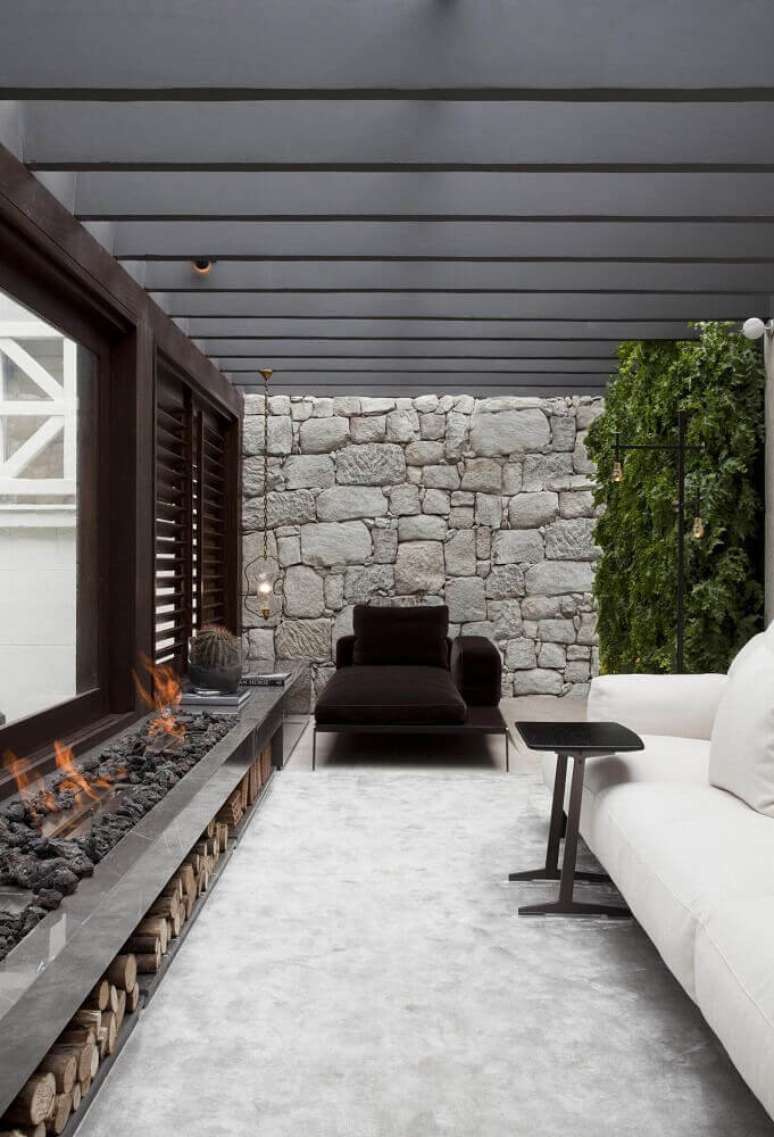 5. Varanda decorada com lareira a g&aacute;s e pedras vulc&acirc;nicas
