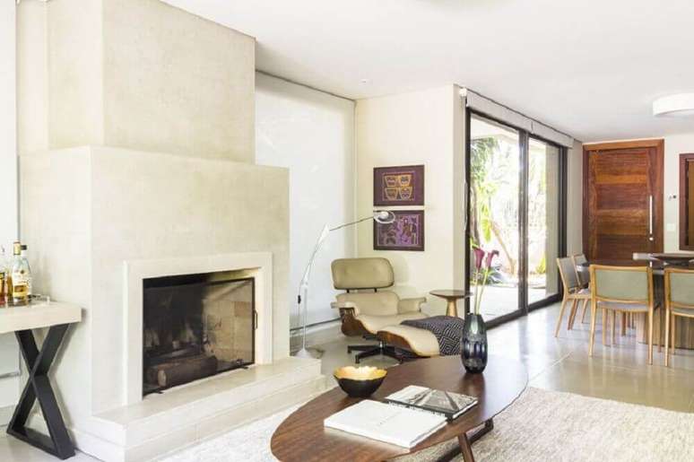 24. Decora&ccedil;&atilde;o para sala de estar sofisticada com modelo de lareira a lenha