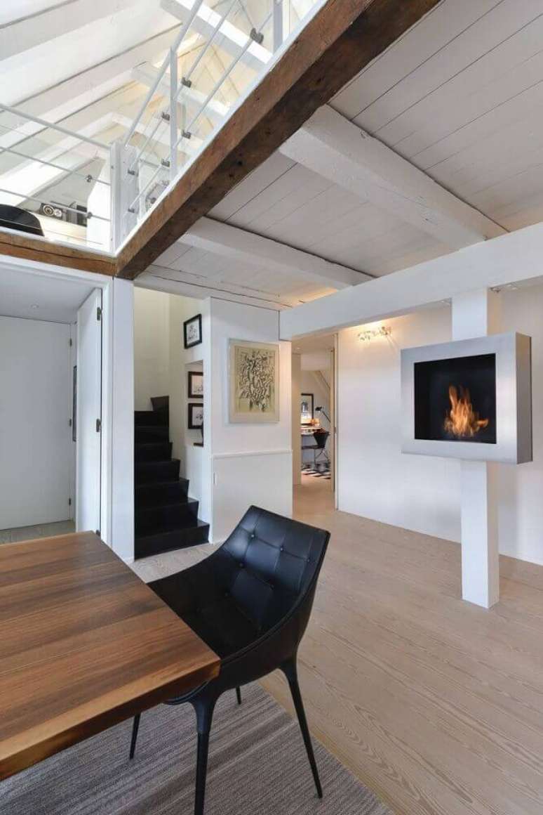 25. Sala de jantar decorada com lareira el&eacute;trica