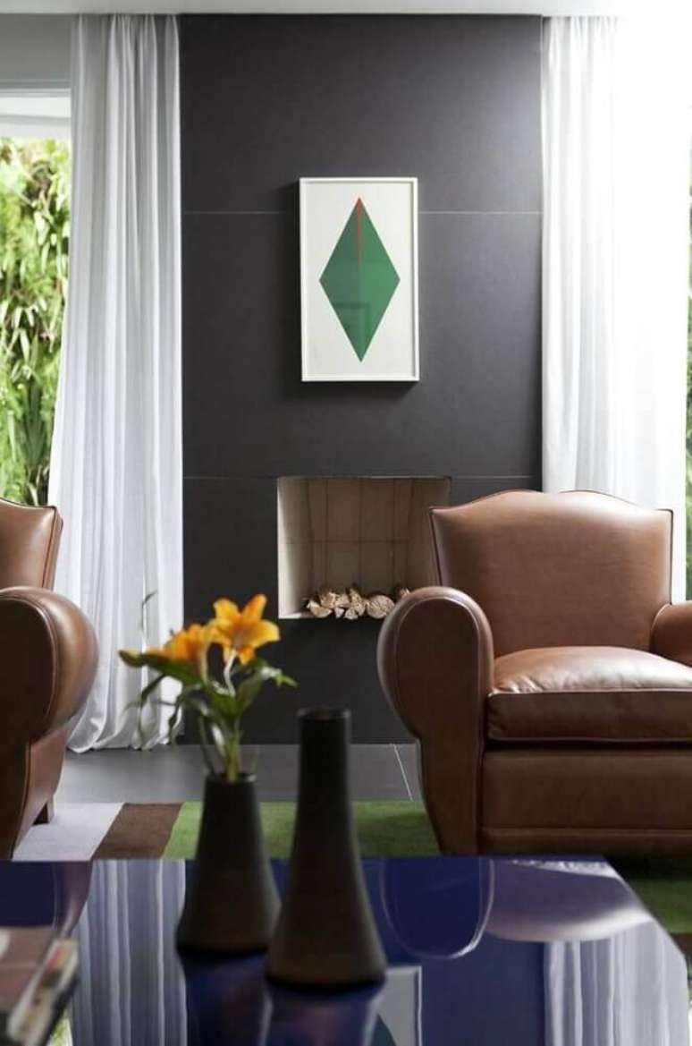 32. Decora&ccedil;&atilde;o cl&aacute;ssica com lareira a g&aacute;s