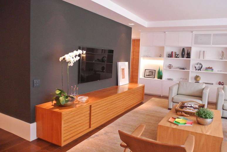 44. Os móveis de madeira combinam perfeitamente com uma decoração contemporânea